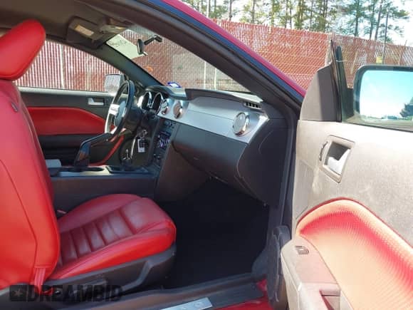 2005 Ford Mustang GT Deluxe с VIN 1ZVHT82H455106809, выставлен на аукционе IAAI как лот 42010527 с пробегом 76 049 миль миль и . История ставок и продаж доступна на DreamBid. Изображение 5.