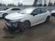 2018 Toyota Camry XSE z VIN 4T1B61HKXJU126522, wystawiony jako Copart lot #81498745 z przebiegiem 254 334 mil mil oraz Szkoda całkowita • Salvage title. Historia ofert i sprzedaży dostępna na DreamBid. Obrazek 1.