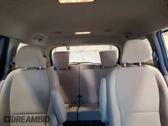 2018 Kia Sedona L с VIN KNDMA5C17J6401561, выставлен на аукционе Copart как лот 46232155 с пробегом 131 542 миль миль и Чистый • Clean title. История ставок и продаж доступна на DreamBid. Изображение 10.