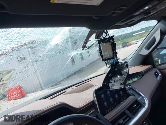 2021 Chevrolet Tahoe High Country with VIN 1GNSKTKL0MR124242, listed as a IAAI auction lot 42370020 with 61,394 mi miles and . Bid and sale history available at DreamBid. Image 19.