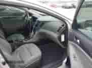 2015 Hyundai Sonata z VIN KMHEC4A42FA137994, wystawiony jako IAAI lot #42721431 z przebiegiem 151 651 mil mil oraz . Historia ofert i sprzedaży dostępna na DreamBid. Obrazek 5.