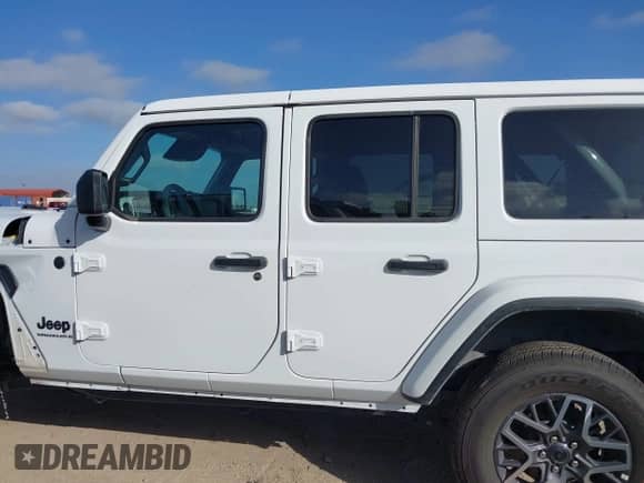 2025 Jeep Wrangler Sahara z VIN 1C4PJXENXSW574145, wystawiony jako IAAI lot #42856889 z przebiegiem 5 962 mil mil oraz . Historia ofert i sprzedaży dostępna na DreamBid. Obrazek 15.