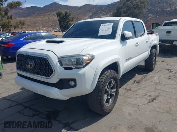 2018 Toyota Tacoma SR z VIN 3TMCZ5AN6JM178777, wystawiony jako IAAI lot #43256447 z przebiegiem 43 114 mil mil oraz . Historia ofert i sprzedaży dostępna na DreamBid. Obrazek 19.