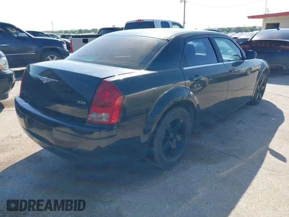 2005 Chrysler 300 300 z VIN 2C3JA43R65H668010, wystawiony jako IAAI lot #41976405 z przebiegiem 216 099 mil mil oraz . Historia ofert i sprzedaży dostępna na DreamBid. Obrazek 4.