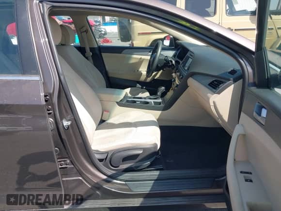 2016 Hyundai Sonata 2.4L с VIN 5NPE24AF9GH319937, выставлен на аукционе IAAI как лот 43163089 с пробегом 83 154 миль миль и . История ставок и продаж доступна на DreamBid. Изображение 5.