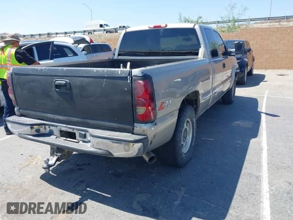 2002 GMC Sierra 1500 SLE z VIN 2GTEK19T221422653, wystawiony jako IAAI lot #42429541 z przebiegiem 221 226 mil mil oraz . Historia ofert i sprzedaży dostępna na DreamBid. Obrazek 4.