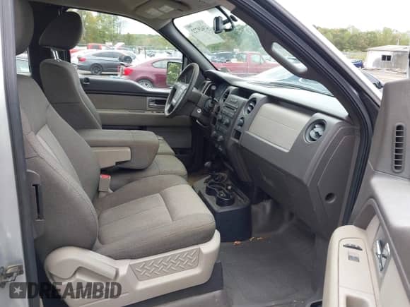 2010 Ford F-150 XL z VIN 1FTEX1EW0AFA35298, wystawiony jako IAAI lot #43429722 z przebiegiem 104 795 mil mil oraz . Historia ofert i sprzedaży dostępna na DreamBid. Obrazek 5.