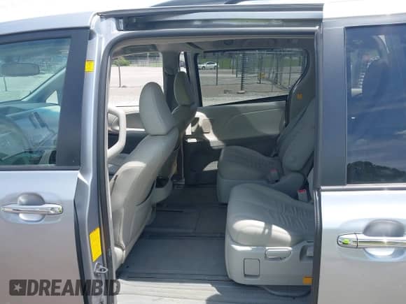 2012 Toyota Sienna XLE z VIN 5TDDK3DCXCS032053, wystawiony jako IAAI lot #42423082 z przebiegiem 338 112 mil mil oraz . Historia ofert i sprzedaży dostępna na DreamBid. Obrazek 8.