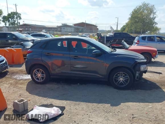 2018 Hyundai Kona SE z VIN KM8K1CAAXJU093971, wystawiony jako IAAI lot #43115205 z przebiegiem 160 264 mil mil oraz . Historia ofert i sprzedaży dostępna na DreamBid. Obrazek 14.