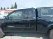 2018 Toyota Tacoma SR5 z VIN 5TFSZ5AN2JX151257, wystawiony jako IAAI lot #42895721 z przebiegiem 157 990 mil mil oraz . Historia ofert i sprzedaży dostępna na DreamBid. Obrazek 14.