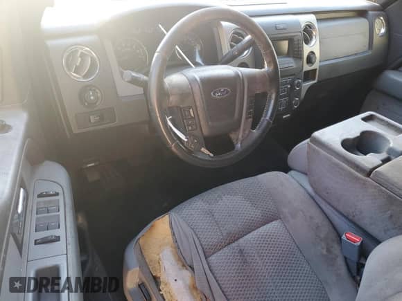 2013 Ford F-150 XL z VIN 1FTEW1CM4DFA26158, wystawiony jako Copart lot #85335305 z przebiegiem 300 630 mil mil oraz Czysty tytuł • Clean title. Historia ofert i sprzedaży dostępna na DreamBid. Obrazek 8.