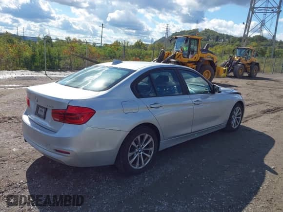 2016 BMW 3 Series 320i xDrive z VIN WBA8E5G58GNT41658, wystawiony jako IAAI lot #43407978 z przebiegiem 117 880 mil mil oraz . Historia ofert i sprzedaży dostępna na DreamBid. Obrazek 4.