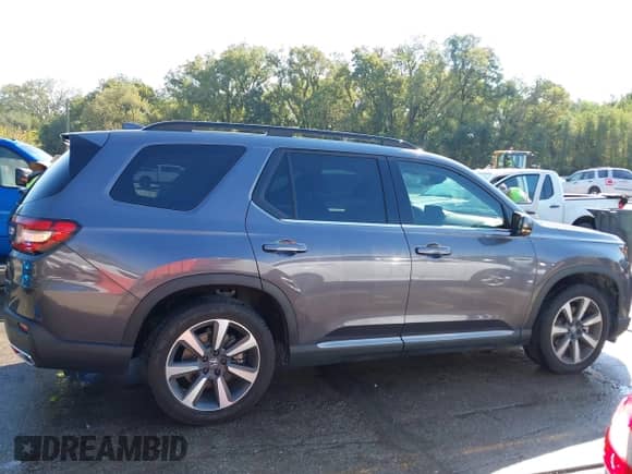 2025 Honda Pilot Elite z VIN 5FNYG1H88SB001237, wystawiony jako IAAI lot #43351011 z przebiegiem 23 797 mil mil oraz . Historia ofert i sprzedaży dostępna na DreamBid. Obrazek 13.