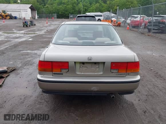 1993 Honda Accord LX z VIN JHMCB7650PC050732, wystawiony jako IAAI lot #42269319 z przebiegiem 77 651 mil mil oraz . Historia ofert i sprzedaży dostępna na DreamBid. Obrazek 16.