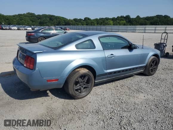 2007 Ford Mustang Deluxe z VIN 1ZVFT80N775210679, wystawiony jako Copart lot #62222045 z przebiegiem 118 553 mil mil oraz Szkoda całkowita • Salvage title. Historia ofert i sprzedaży dostępna na DreamBid. Obrazek 3.