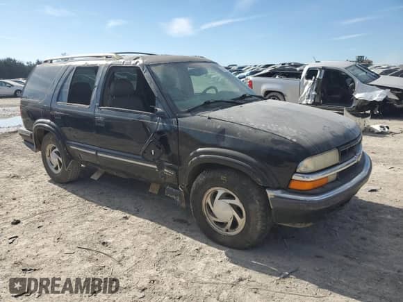 1998 Chevrolet Blazer LT z VIN 1GNDT13W6W2289906, wystawiony jako Copart lot #45766225 z przebiegiem 128 499 mil mil oraz Czysty tytuł • Clean title. Historia ofert i sprzedaży dostępna na DreamBid. Obrazek 4.