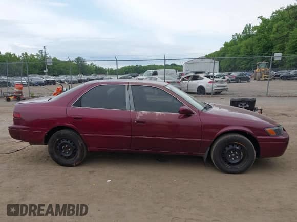 1997 Toyota Camry LE z VIN 4T1BF22K8VU005878, wystawiony jako IAAI lot #42447380 z przebiegiem 180 256 mil mil oraz . Historia ofert i sprzedaży dostępna na DreamBid. Obrazek 13.