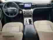 2021 Ford Explorer z VIN 1FMSK8BH0MGB35170, wystawiony jako Copart lot #81625875 z przebiegiem 63 548 mil mil oraz Szkoda całkowita • Salvage title. Historia ofert i sprzedaży dostępna na DreamBid. Obrazek 8.