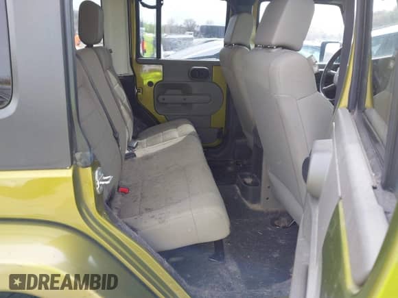 2007 Jeep Wrangler Unlimited Sahara z VIN 1J8GA59167L161894, wystawiony jako IAAI lot #41856064 z przebiegiem 122 714 mil mil oraz . Historia ofert i sprzedaży dostępna na DreamBid. Obrazek 8.