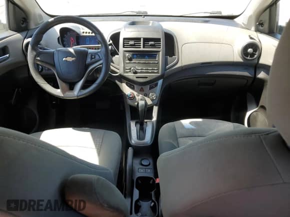 2013 Chevrolet Sonic LS с VIN 1G1JA6SH7D4120201, выставлен на аукционе Copart как лот 53231295 с пробегом 205 985 миль миль и Списание • Salvage title. История ставок и продаж доступна на DreamBid. Изображение 8.