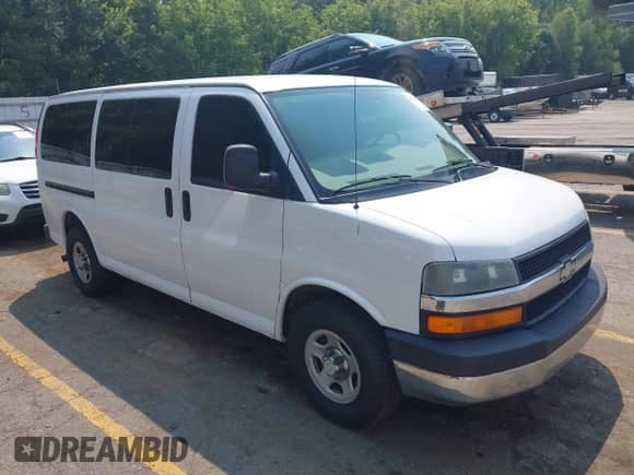 2006 Chevrolet City Express Cargo z VIN 1GNFH15T861208293, wystawiony jako IAAI lot #42914146 z przebiegiem 484 112 mil mil oraz . Historia ofert i sprzedaży dostępna na DreamBid. Obrazek 1.