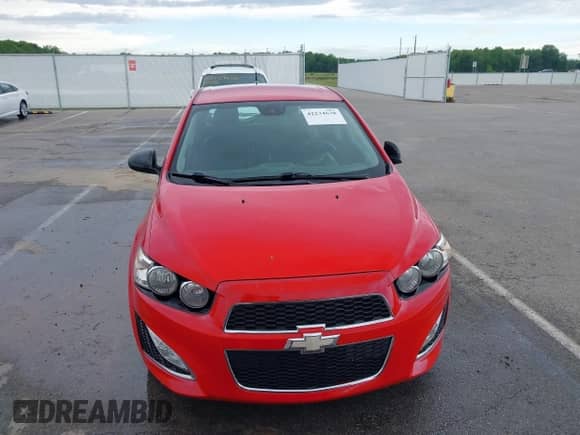 2013 Chevrolet Sonic RS z VIN 1G1JH6SB5D4158355, wystawiony jako IAAI lot #42234638 z przebiegiem 164 870 mil mil oraz . Historia ofert i sprzedaży dostępna na DreamBid. Obrazek 12.