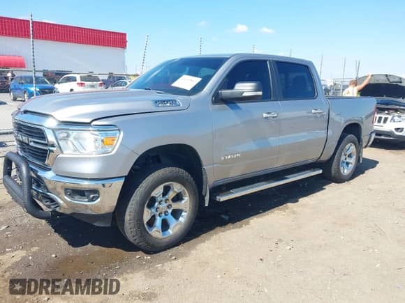 2019 Ram 1500 Big Horn z VIN 1C6SRFFT2KN620123, wystawiony jako IAAI lot #43352802 z przebiegiem 112 943 mil mil oraz . Historia ofert i sprzedaży dostępna na DreamBid. Obrazek 21.