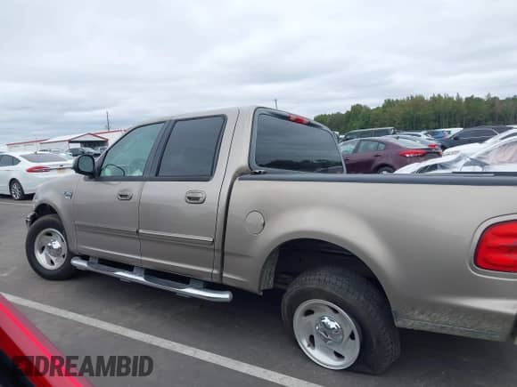2003 Ford F-150 XLT z VIN 1FTRW07633KD34029, wystawiony jako IAAI lot #43431133 z przebiegiem 233 957 mil mil oraz . Historia ofert i sprzedaży dostępna na DreamBid. Obrazek 14.