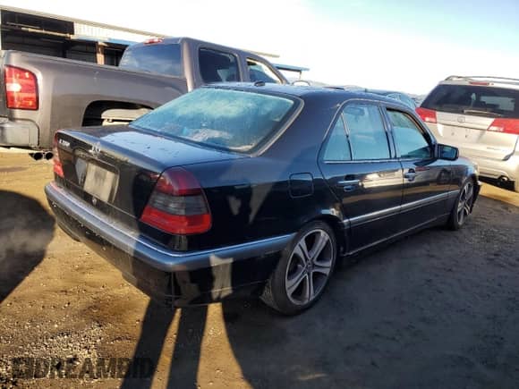 2000 Mercedes-Benz C 230/260/280/320 z VIN WDBHA29G0YA860383, wystawiony jako Copart lot #87109294 z przebiegiem 135 777 mil mil oraz Szkoda całkowita • Salvage title. Historia ofert i sprzedaży dostępna na DreamBid. Obrazek 3.