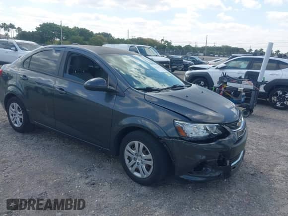 2017 Chevrolet Sonic LS z VIN 1G1JB5SH0H4134048, wystawiony jako IAAI lot #42067063 z przebiegiem 58 436 mil mil oraz . Historia ofert i sprzedaży dostępna na DreamBid. Obrazek 1.