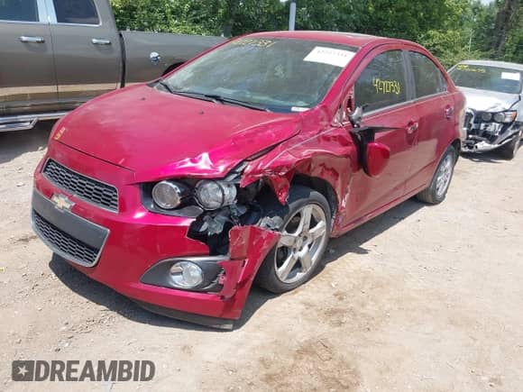 2013 Chevrolet Sonic LTZ z VIN 1G1JE5SBXD4119070, wystawiony jako IAAI lot #42727331 z przebiegiem 152 191 mil mil oraz . Historia ofert i sprzedaży dostępna na DreamBid. Obrazek 2.