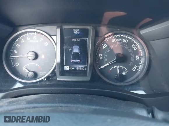 2017 Toyota Tacoma SR5 z VIN 3TMBZ5DNXHM006866, wystawiony jako IAAI lot #42889246 z przebiegiem 128 580 mil mil oraz . Historia ofert i sprzedaży dostępna na DreamBid. Obrazek 15.