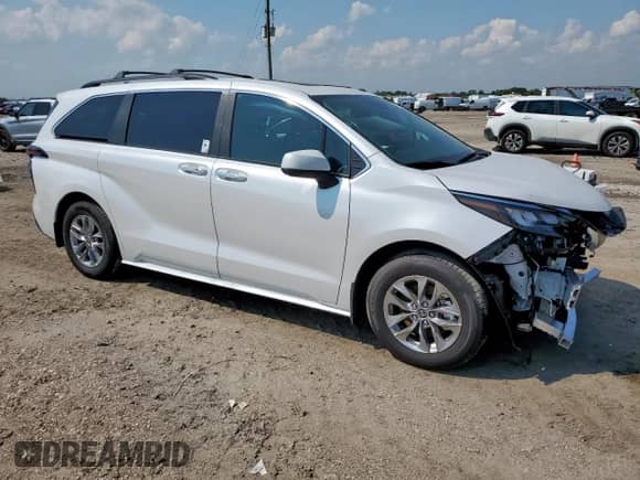 2025 Toyota Sienna XLE with VIN 5TDYRKEC6SS267909, listed as a Copart auction lot 70060145 with 905 mi miles and Salvage title. Bid and sale history available at DreamBid. Image 4.
