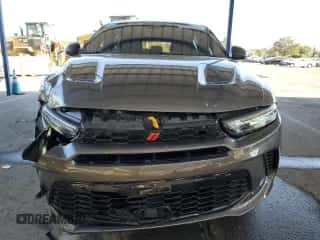 2024 Dodge Hornet R/T z VIN ZACPDFCW9R3A29338, wystawiony jako Copart lot #70281624 z przebiegiem 9 342 mil mil oraz Czysty tytuł • Clean title. Historia ofert i sprzedaży dostępna na DreamBid. Obrazek 5.