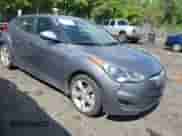 2013 Hyundai Veloster w/Gray Int z VIN KMHTC6ADXDU172104, wystawiony jako IAAI lot #42198689 z przebiegiem 67 160 mil mil oraz . Historia ofert i sprzedaży dostępna na DreamBid. Obrazek 1.