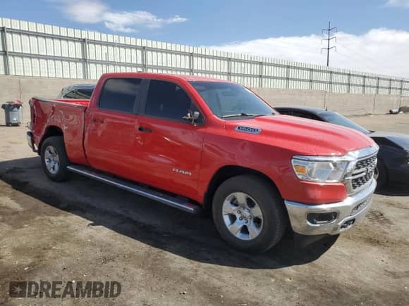 2023 Ram 1500 Big Horn z VIN 1C6SRFMT2PN683619, wystawiony jako Copart lot #49334325 z przebiegiem 31 853 mil mil oraz Szkoda całkowita • Salvage title. Historia ofert i sprzedaży dostępna na DreamBid. Obrazek 4.