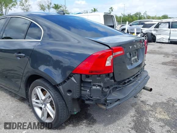 2015 Volvo S60 T5 Premier с VIN YV1612TK1F1350086, выставлен на аукционе IAAI как лот 42012147 с пробегом 126 620 миль миль и . История ставок и продаж доступна на DreamBid. Изображение 6.