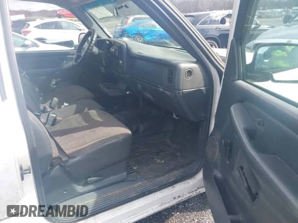 2000 Chevrolet Silverado 1500 z VIN 1GCEC14V6YE419087, wystawiony jako IAAI lot #38916431 z przebiegiem Nie podano mil oraz . Historia ofert i sprzedaży dostępna na DreamBid. Obrazek 5.