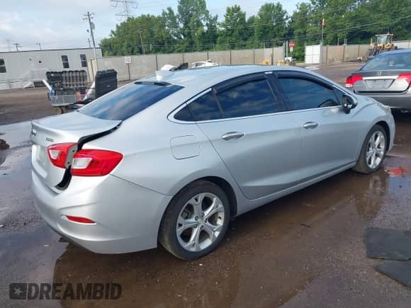 2017 Chevrolet Cruze Premier z VIN 1G1BF5SM0H7263153, wystawiony jako IAAI lot #42981559 z przebiegiem 165 451 mil mil oraz . Historia ofert i sprzedaży dostępna na DreamBid. Obrazek 4.
