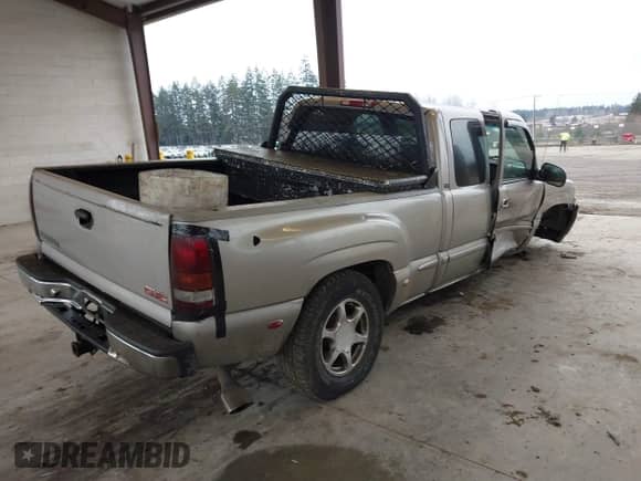 2002 GMC Sierra 1500 Denali z VIN 2GTFK69U421321155, wystawiony jako IAAI lot #41636514 z przebiegiem 171 955 mil mil oraz . Historia ofert i sprzedaży dostępna na DreamBid. Obrazek 4.