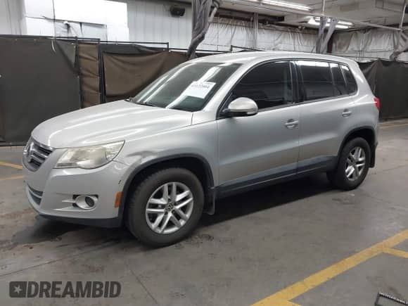 2011 Volkswagen Tiguan S с VIN WVGAV7AX3BW527164, выставлен на аукционе IAAI как лот 43122004 с пробегом 184 193 миль миль и . История ставок и продаж доступна на DreamBid. Изображение 14.