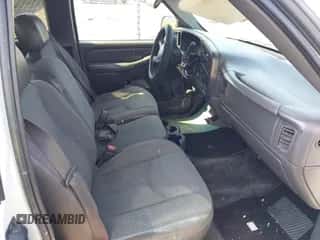 2003 Chevrolet Silverado 1500 Work Truck z VIN 2GCEC19XX31389581, wystawiony jako IAAI lot #42844751 z przebiegiem 310 354 mil mil oraz . Historia ofert i sprzedaży dostępna na DreamBid. Obrazek 5.