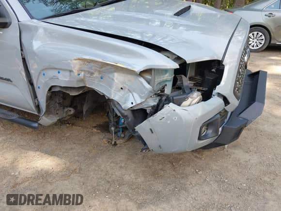 2019 Toyota Tacoma SR5 z VIN 3TMAZ5CN1KM113843, wystawiony jako IAAI lot #42716836 z przebiegiem 43 164 mil mil oraz . Historia ofert i sprzedaży dostępna na DreamBid. Obrazek 6.