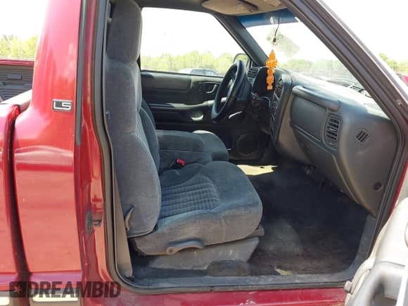 2000 Chevrolet S-10 with VIN 1GCCS1457YK285234, listed as a IAAI auction lot 42155328 with 384,761 mi miles and . Bid and sale history available at DreamBid. Image 5.