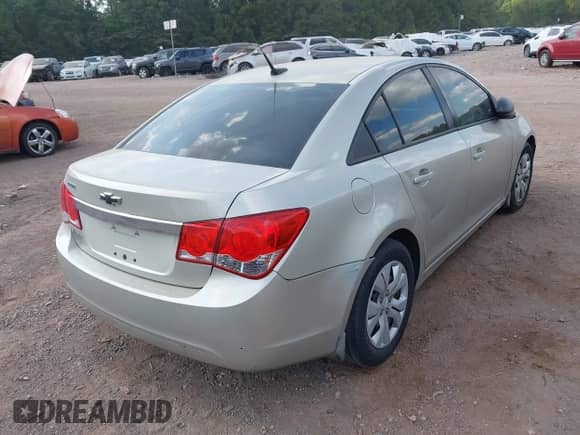 2014 Chevrolet Cruze LS z VIN 1G1PA5SH3E7334994, wystawiony jako IAAI lot #43167254 z przebiegiem 220 378 mil mil oraz . Historia ofert i sprzedaży dostępna na DreamBid. Obrazek 4.