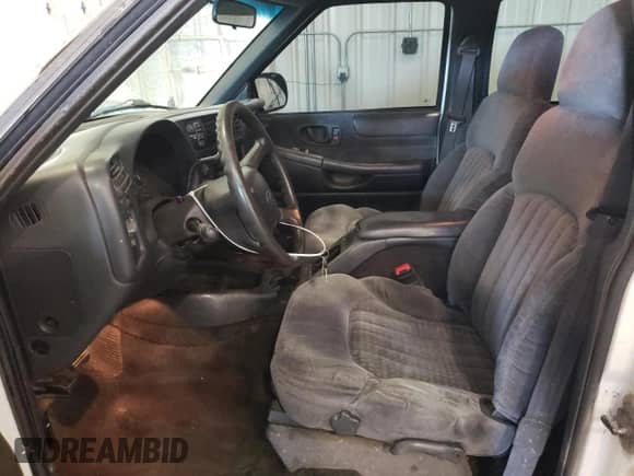 2000 Chevrolet Blazer LS z VIN 1GNDT13W6Y2407049, wystawiony jako Copart lot #61647865 z przebiegiem 207 291 mil mil oraz Szkoda całkowita • Salvage title. Historia ofert i sprzedaży dostępna na DreamBid. Obrazek 7.