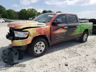 2020 Ram 1500 Tradesman z VIN 1C6RREGG3LN119611, wystawiony jako Copart lot #53711615 z przebiegiem 111 167 mil mil oraz Szkoda całkowita • Salvage title. Historia ofert i sprzedaży dostępna na DreamBid. Obrazek 1.