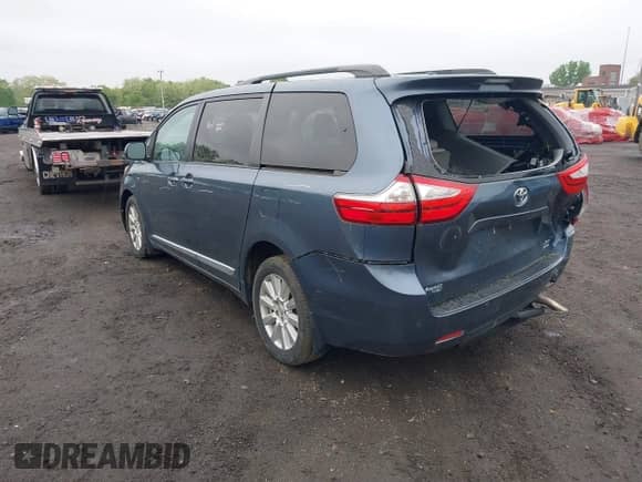 2017 Toyota Sienna XLE z VIN 5TDDZ3DC2HS171807, wystawiony jako IAAI lot #42225873 z przebiegiem 105 588 mil mil oraz . Historia ofert i sprzedaży dostępna na DreamBid. Obrazek 3.