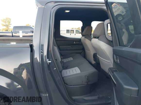 2024 Toyota Tacoma SR5 z VIN 3TMLB5JN8RM080821, wystawiony jako IAAI lot #43198796 z przebiegiem 13 169 mil mil oraz . Historia ofert i sprzedaży dostępna na DreamBid. Obrazek 8.