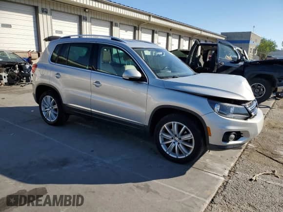 2013 Volkswagen Tiguan S с VIN WVGAV3AX0DW590900, выставлен на аукционе Copart как лот 70324065 с пробегом 100 141 миль миль и Списание • Salvage title. История ставок и продаж доступна на DreamBid. Изображение 4.
